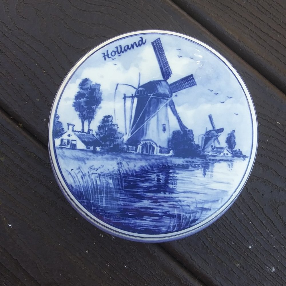 Delfts Holland round blue and white covered trinket box